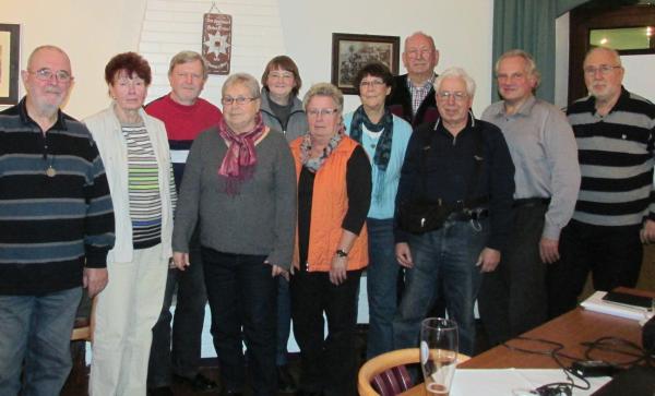 Ein starkes Team: (v.l.n.r.) Uwe K�ster (Laatzen), Rena Pohl (Hannover), Wolfgang Sander (Hannover), Ingrid K�ster (Laatzen), Petra Paare (Hannover), Heidi Stempor (Letter) Uta Br�unlich (Letter), Fritz Br�ggemann (stellv. Bezirksvors., Hannover), Hans-Joachim Manthey (Bezirksvorsitzender), Heinrich Vogt (Hannover) und Horst Ka�auer (Letter).) � Horst Ka�auer