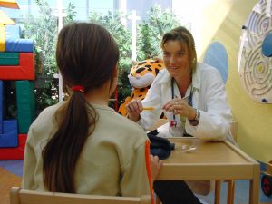 Kinderdiabetologin Dr. Nicole Treptau erkl�rt ihren kleinen Patienten genau, was sie im t�glichen Leben mit dem Diabetes beachten m�ssen